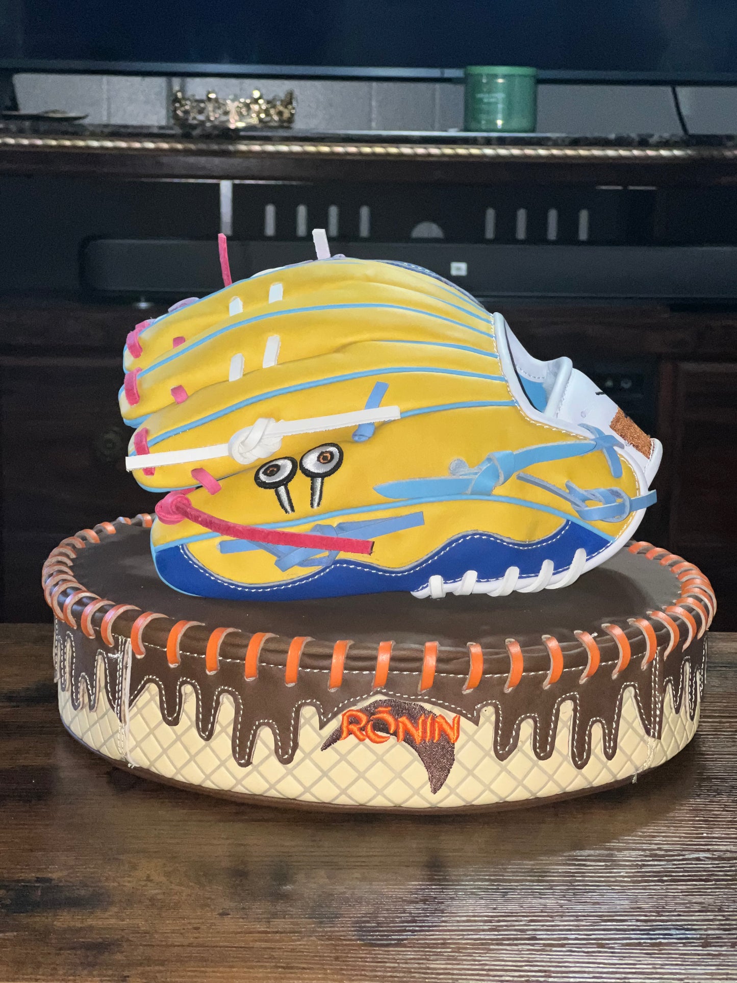 🧽⚔️ WHO LIVES IN A GLOVE BUILT DIFFERENT…? 🧤🔥

SpongeBob inspired. Ronin crafted.

This custom piece brings Bikini Bottom energy to the field — loud, fun, and impossible to ignore… but still built with that serious Ronin quality.

🟡 Yellow body vibes